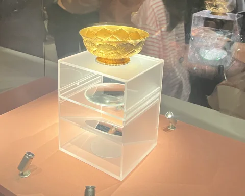 何家村窖藏鸳鸯莲瓣纹金碗