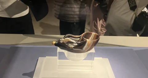 镶金兽首玛瑙杯