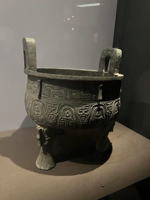 兽面纹青铜鼎正面